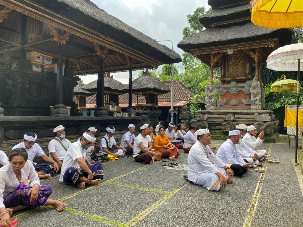Perbekel Petang bersama Pemerintahan Desa Petang Melaksanakan Persembahyangan Bersama